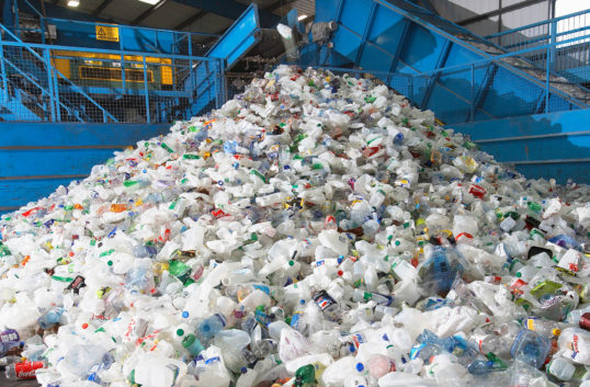 EU diskuterar avgift mot plastavfall