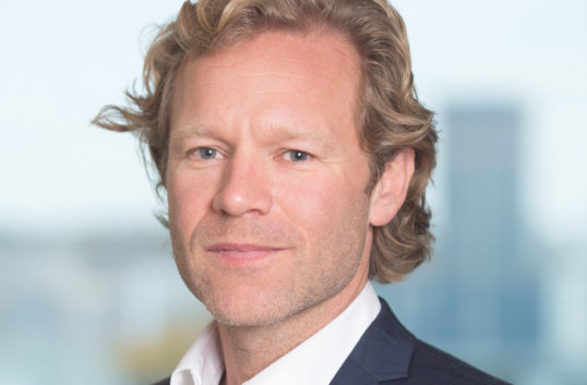 Tar in nytt kapital och lånar 700 miljoner