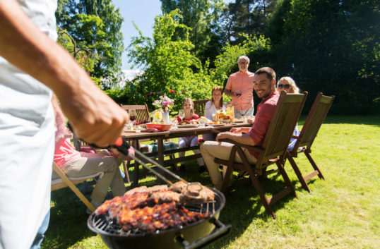 Män dominerar vid grillen fortfarande