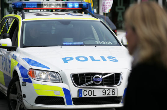 Man i 25-årsåldern bet Ica-anställd