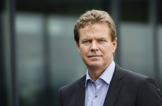 Höjer prognosen men varnar för kostnader