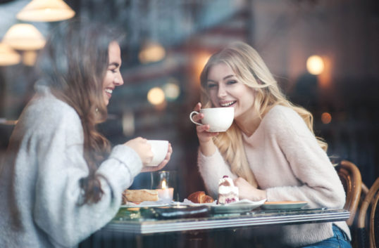 Alltfler kvinnor tar växtbaserat i kaffet