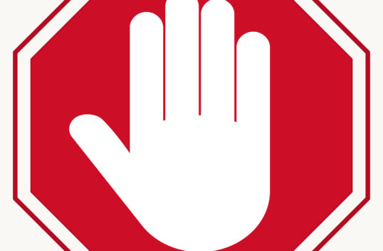Trots att kravet på coronatest för att resa in till Sverige från Norge slopats sitter förbudsskyltar kvar vid flera gränsvägar vilket upprör handlare.