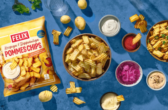 Felix Pommes Chips – krispiga, räfflade pommes redo att serveras.