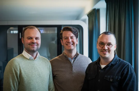 Butikspersonal använder Stockfiller digitalt inköp via plattform