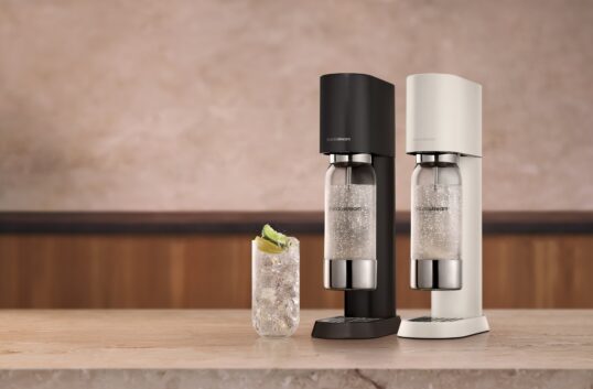 SodaStream ensō i svart och sand – stilren kolsyremaskin.