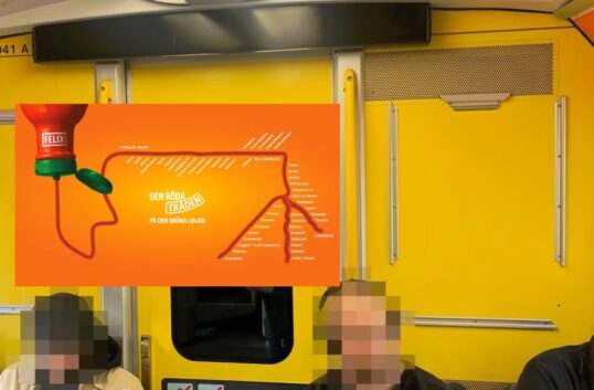 FELIX ketchup tunnelbanetåg med kreativ reklam, inklusive ketchup-slinga och humoristiska stationer.