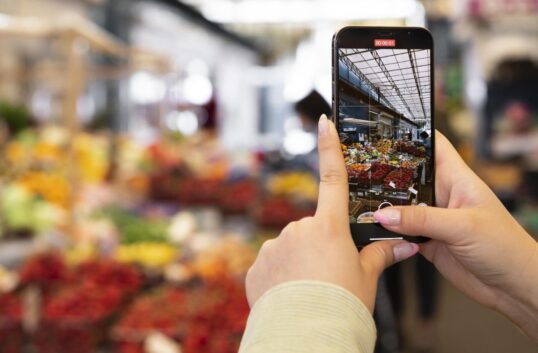 Kund använder AR-app i dagligvarubutik