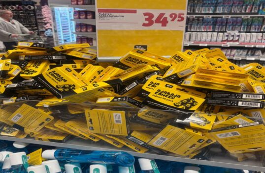 Plåstra för barncancer-kampanj i butik med plåstersymbol
