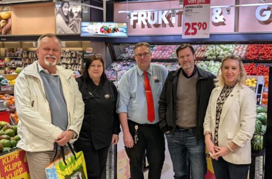 Möte mellan politiker och butikspersonal på Ica Kvantum Märsta