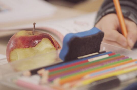 ICAs fruktexperiment i skolor – barn får frukt i klassrummet