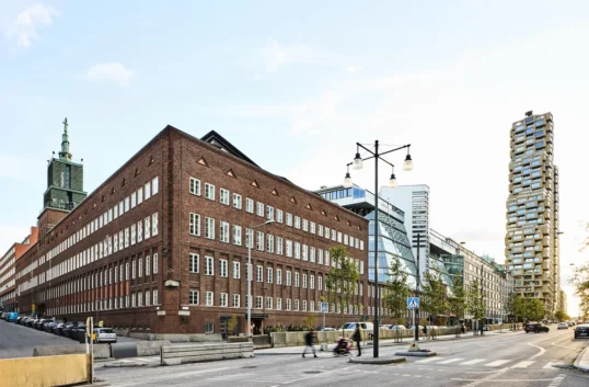 Fasad på Mineralvattenfabriken i Hagastaden, där Coop Östra öppnar nytt huvudkontor hösten 2025
