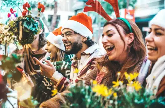 Flaskor med julmust i butikshylla under julveckan – symbol för svensk julhandel.