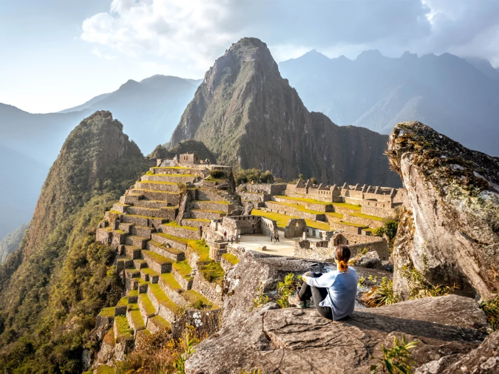 Machu Picchu i Peru med berg och historiska ruiner i bakgrunden.