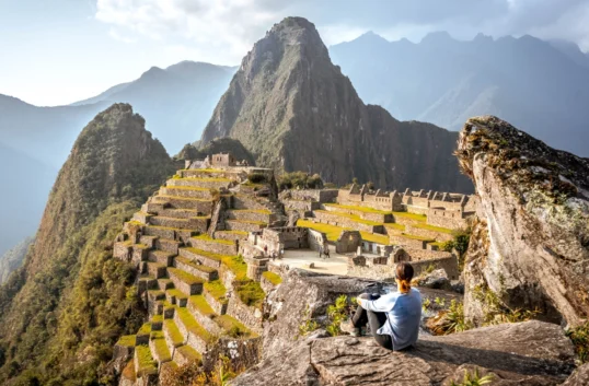Machu Picchu i Peru med berg och historiska ruiner i bakgrunden.